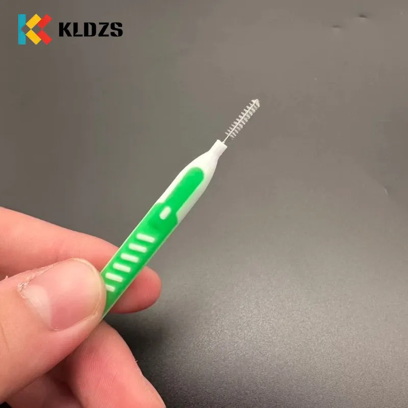 Scovolino interdentale push-pull